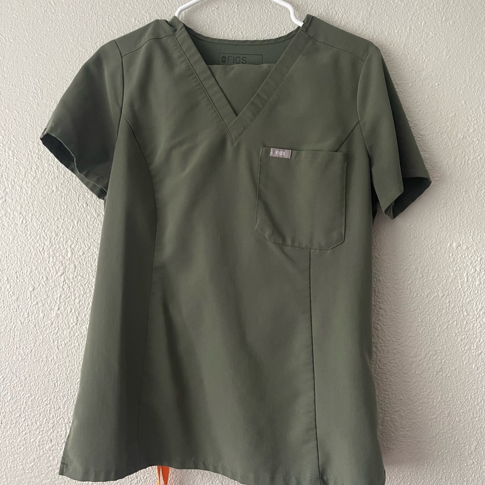 FIGS Women's Catarina One-Pocket Slim Scrub Top.